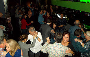 Fiesta organizada por BAILAFACIL en el discopub Naútico de Gijón el 16 de diciembre de 2017. Copyright © www.bailafacil.es.