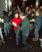 Fiesta organizada por BAILAFACIL en el discopub Naútico de Gijón el 16 de diciembre de 2017. Copyright © www.bailafacil.es.