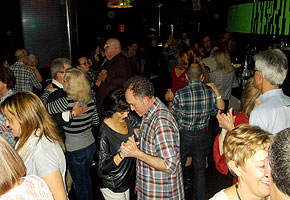 Fiesta organizada por BAILAFACIL en el discopub Naútico de Gijón el 16 de diciembre de 2017. Copyright © www.bailafacil.es.
