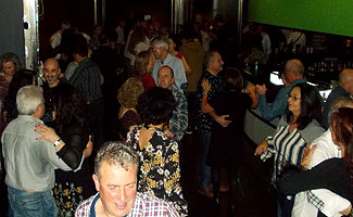 Fiesta organizada por BAILAFACIL en el discopub Naútico de Gijón el 16 de diciembre de 2017. Copyright © www.bailafacil.es.