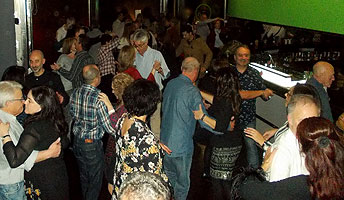 Fiesta organizada por BAILAFACIL en el discopub Naútico de Gijón el 16 de diciembre de 2017. Copyright © www.bailafacil.es.