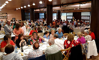 Los 138 comensales de la cena fin de curso BAILAFACIL 2025 sentados a la mesa. Haz clic para ampliar la imagen. Copyright  www.bailafacil.es.