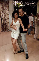 El profe bachatea con una alumna en el baile posterior a la cena. Haz clic para ampliar la imagen. Copyright  www.bailafacil.es.