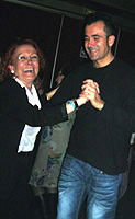 ¿Quién dice que el baile es aburrido? faux y una de sus alumnas pasándoselo en grande durante una fiesta. Haz clic para ampliar la imagen. Copyright  www.bailafacil.es.