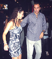 Emma y faux sudando la camiseta en una fiesta en el discopub Naútico. Haz clic para ampliar. Copyright  www.bailafacil.es