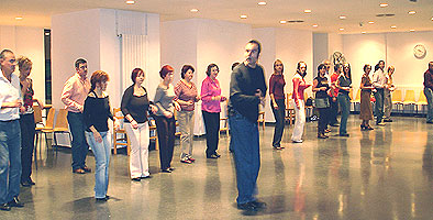 Las clases de baile son un lugar ideal para conocer gente y divertirse. En la imagen, faux explicando un paso en el Centro Municipal del Coto. BAILAFACIL: lo mejor para bailar en Gijn. Copyright  www.bailafacil.es
