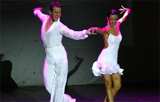 El problema del estilo escénico es que tiende a igualar todos los bailes. En la imagen, una pareja baila con estilo supuestamente 'latino'.