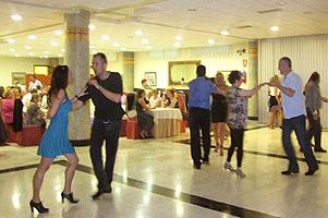 Pero entendemos que bailar en un sitio público es otra cosa. En la imagen,  una de nuestras cenas baile. Copyright  www.bailafacil.es