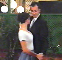 Pasodoble en TeleGijón. Faustino Lafuente y Emma Baragaño durante una actuación en el programa de TLG 'Queridos vecinos' el 4 de diciembre de 1998.