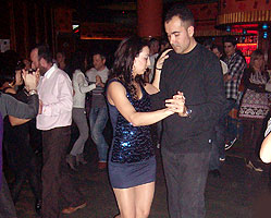 El equipo BAILAFACIL marcándose un tango durante una fiesta de baile de 2010 en la discoteca Otto. S, somos el Equipo B, por qu os hace tanta gracia?