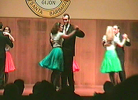 Imagen de una actuacin de faux y sus alumnos en las fiestas de Santa Brbara del ao 2000.