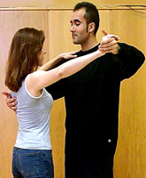 La forma de cogerse en pareja es muy importante para indicar los pasos.