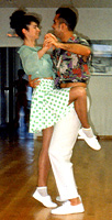 Ensayando un paso de chachachá con Marta en 1994. Haz clic para ampliar. BAILAFACIL: la web del baile en Gijn. Copyright  www.bailafacil.es