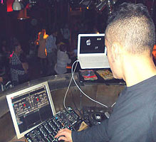 faux haciendo de DJ  en una fiesta reciente en la discoteca Otto de Gijón. Copyright  www.bailafacil.es