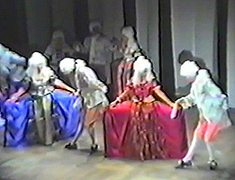 Ah, el baile codo con codo, esa cumbre de la modernez y la originalidad... solo que ya tiene algunos siglos. En la imagen faux y otros bailando minué codo con codo en el Jovellanos.