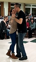 Emma y faux bailan muy sonrientes durante la VIII Espicha BAILAFACIL. Haz clic para ampliar.