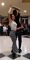 Vistoso giro de salsa del profe y una de sus alumnas durante la espicha-baile del 29 de febrero de 2020. Copyright  www.bailafacil.es