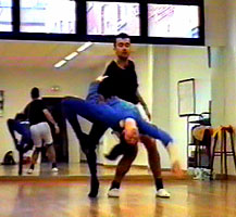 Tambin subimos vdeos constantemente a nuestro canal de YouTube. En la imagen, el profe, ensayando acrobacias.