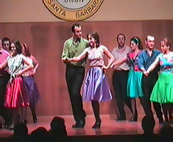 faux y sus alumnos bailando un bolero en una actuación del año 2000
