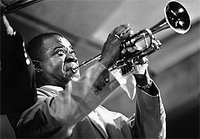 Louis Armstrong interpretó numerosos charlestones con su trompeta y su prodigiosa voz