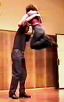 También se pueden incorporar acrobacias al jive y encajarlas fácilmente en su estilo roto y brusco