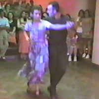 Fotograma del vídeo de muestra, faux y Mariche bailando polka en una exhibición en Ferrol de 1995