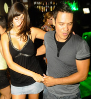 Pareja realizando un 'dile que no', el paso más conocido de este baile
