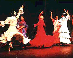 Los trajes de faralaes forman parte de la cultura popular asociada a las sevillanas