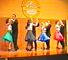 Imagen de uno de los vídeos de muestra, faux y sus alumnos durante una actuación de 1999