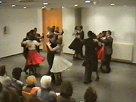 Vals vienés en formación  en una actuación de 1998 en el Centro Municipal del Coto
