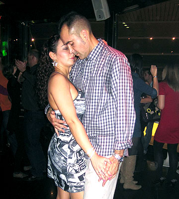 Los profes, bailando en una fiesta de 2010 en el discopub Natico. Haz clic para ampliar. Copyright  www.bailafacil.es.