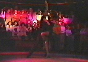 Un momento del solo de tango que bailaba con Marta en las actuaciones del 'Grupo Swing' de 1993. Haz clic para ampliar. Copyright  www.bailafacil.es.