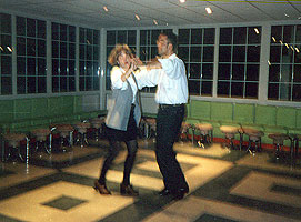 Organic docenas de fiestas en el Rocamar. Curiosamente, esta es la nica imagen que tengo de todas ellas, tomada durante la primera fiesta de baile que hice con mis alumnos all en 1995. Haz clic para ampliar. Copyright  www.bailafacil.es.