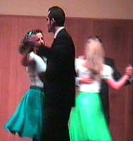 Bailando merengue con una de mis alumnas en una actuacin de 1999. Haz clic para ampliar. Copyright  www.bailafacil.es.