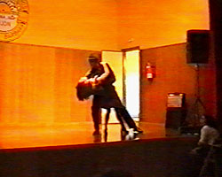 Imagen del solo de tango que bail con Emma en 1999. Haz clic para ampliar. Copyright  www.bailafacil.es.