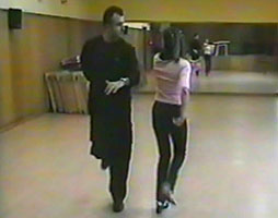 En 2001 me anim a intentar aprender a bailar sevillanas. Me cost lo suyo... pero ya me defiendo con ellas. Haz clic para ampliar. Copyright  www.bailafacil.es.