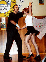 El rock que bail con Emma en las actuaciones de 2002 y 2003 devolvi las acrobacias a nuestros espectculos... y las vendas a mis sufridas muecas. Haz clic para ampliar. BAILAFACIL: lo mejor para bailar en Gijn.